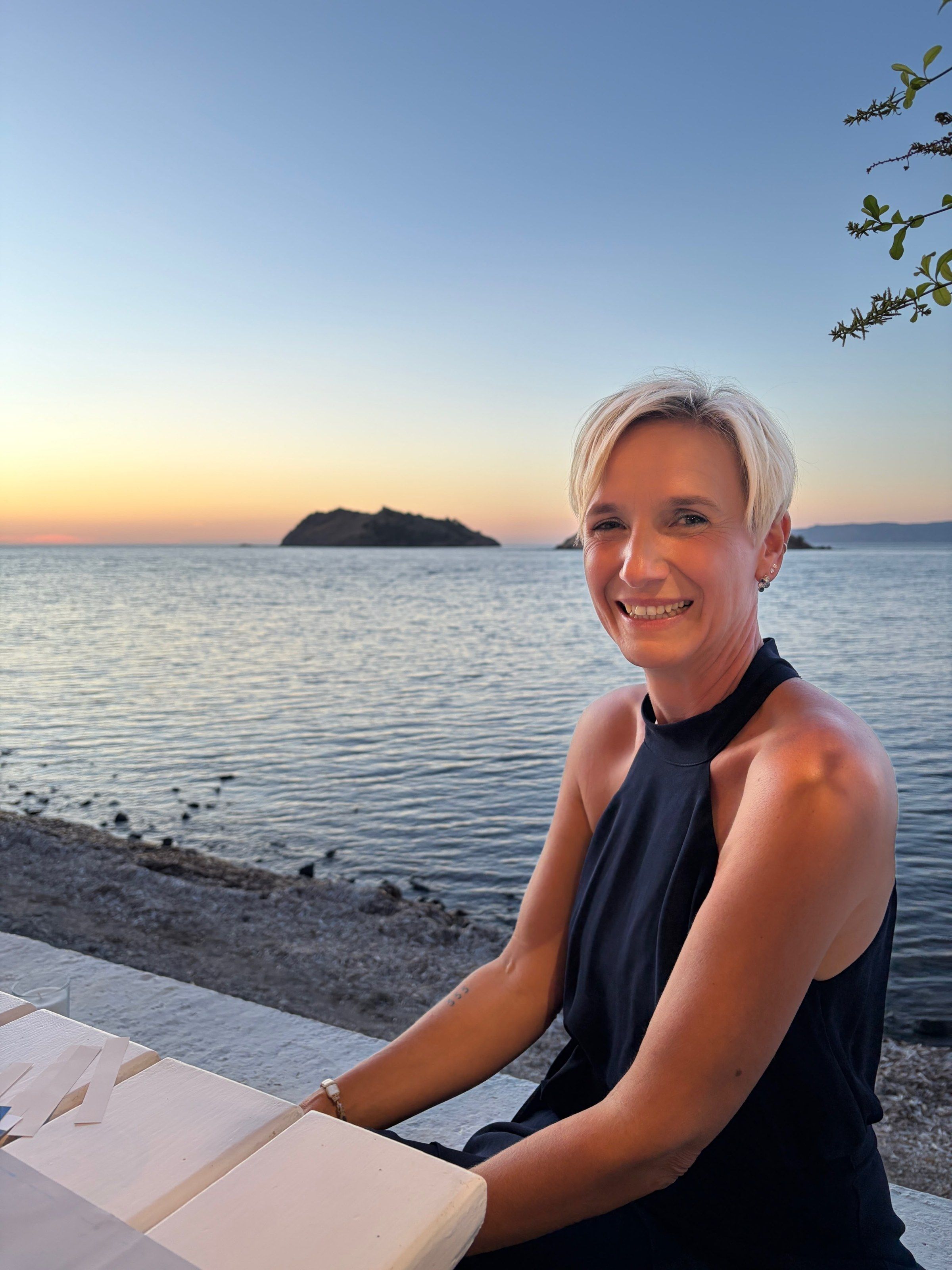 Christiane am Meer bei Sonnenuntergang