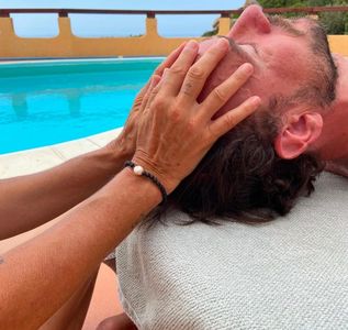 Craniosacrale Körperarbeit am Pool während eines Inselaufenthalts