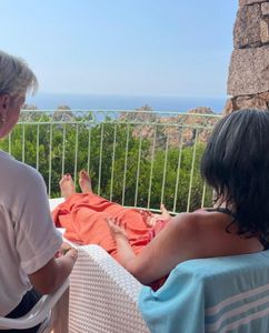 Behandlung auf einer Terrasse mit Blick über Felsküste und Meer